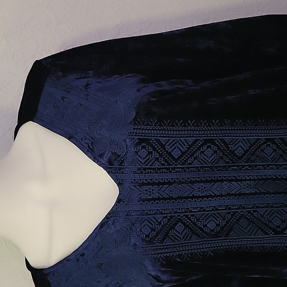 Andree BY UNIT Navy Blue Embroidered V-Neck Velvet Festival Blouse - Picture 6 of 10